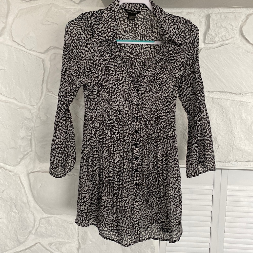 Sunny Taylor L  black & white v necktop with bell sleeves front buttons